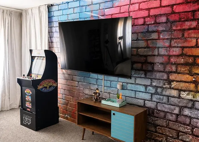 90s Condo| King Bed | 65” Smart Tv | Arcade Game Elmwood Park
