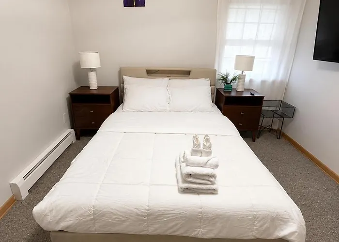 90s Condo| King Bed | 65” Smart Tv | Arcade Game Elmwood Park