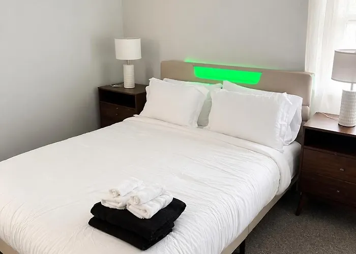 Hébergement de vacances 90s Condo| King Bed | 65” Smart Tv | Arcade Game *