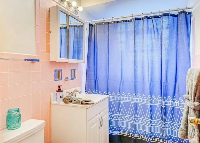 90s Condo| King Bed | 65” Smart Tv | Arcade Game Hébergement de vacances Elmwood Park