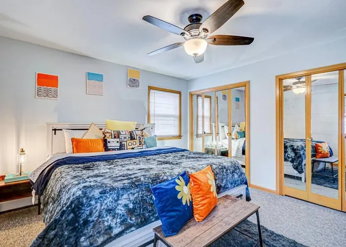 Hébergement de vacances 90s Condo| King Bed | 65” Smart Tv | Arcade Game Elmwood Park