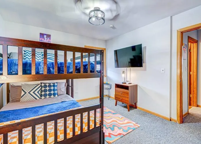 90s Condo| King Bed | 65” Smart Tv | Arcade Game